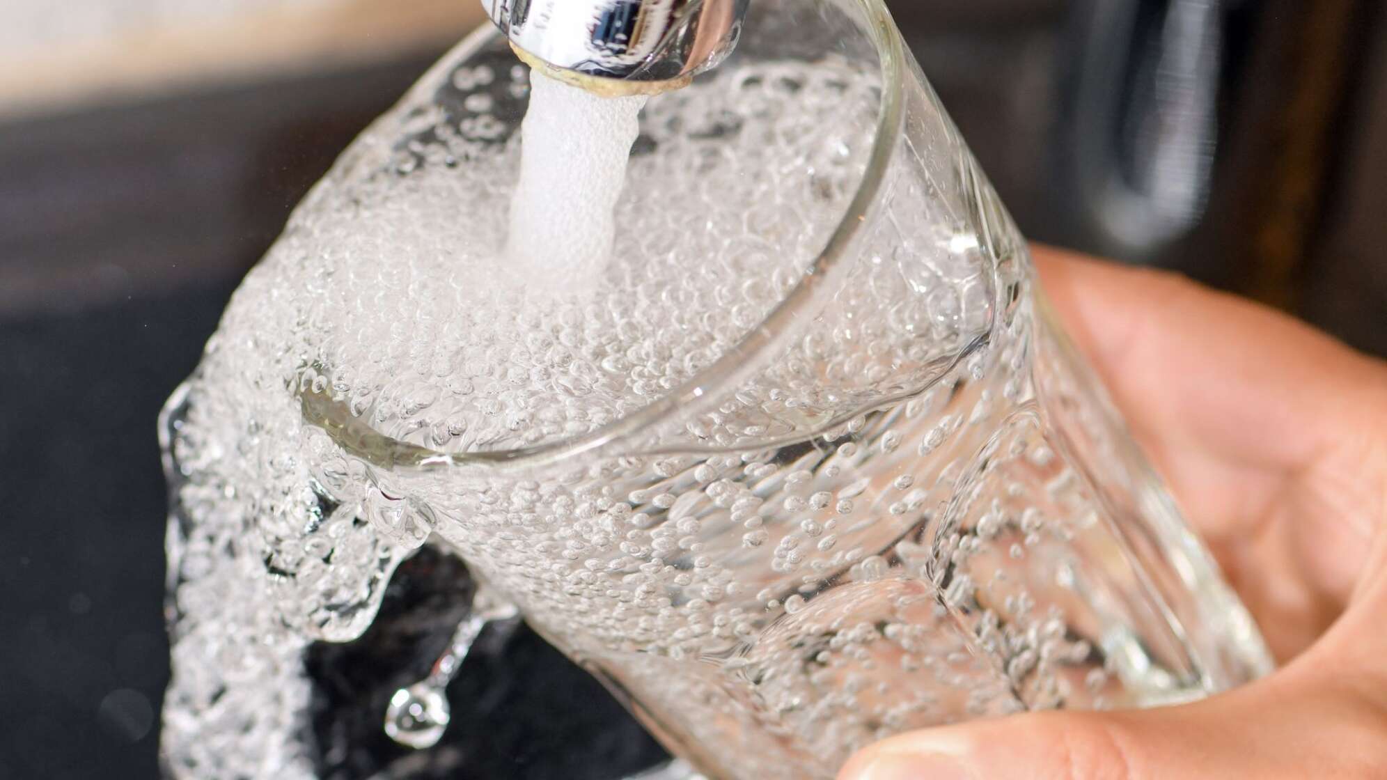 Glas mit Trinkwasser aus dem Hahn