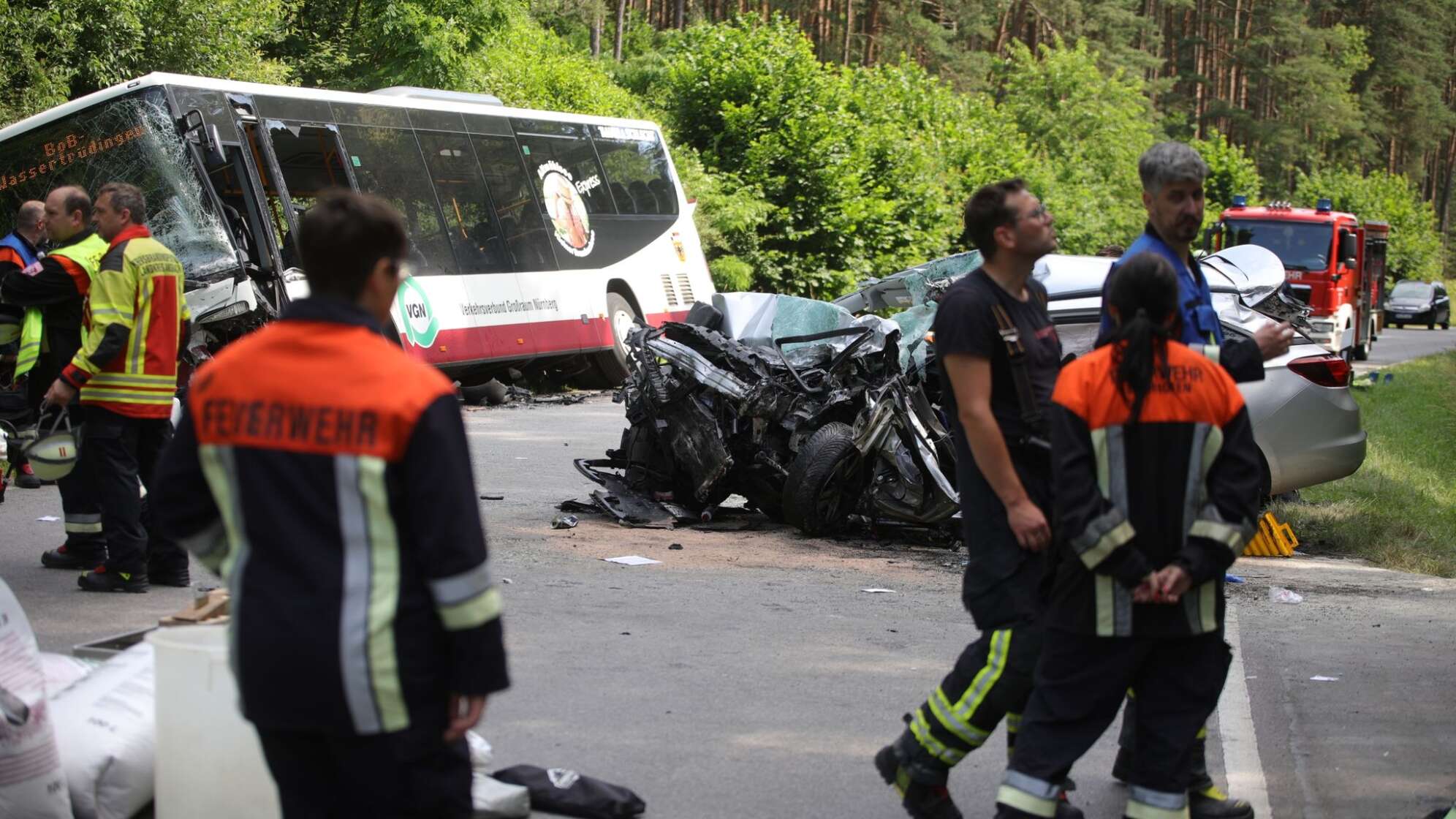 Linienbus und Auto kollidieren frontal - Frau tot