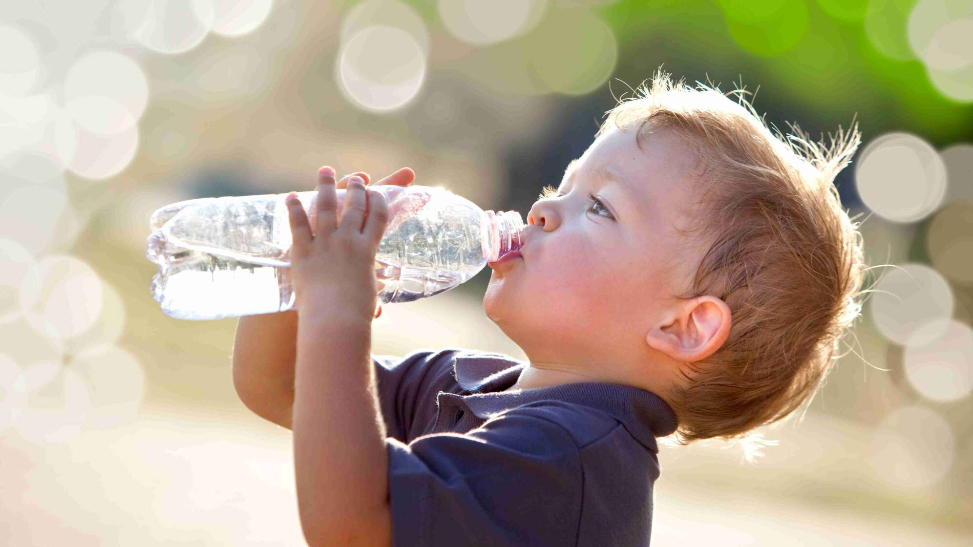 Kind trinkt Wasser