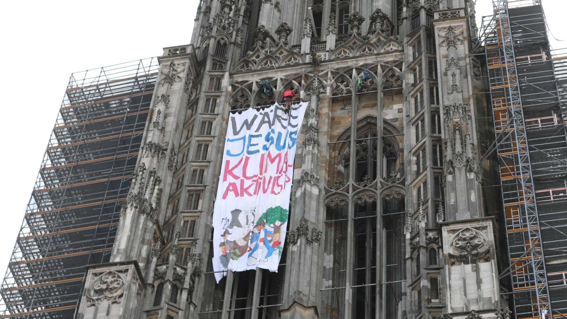 Klimaaktivisten protestieren am Ulmer Münster