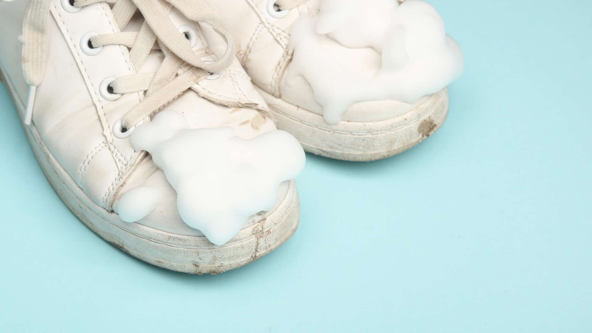 So werden eure Sneaker wieder weiß
