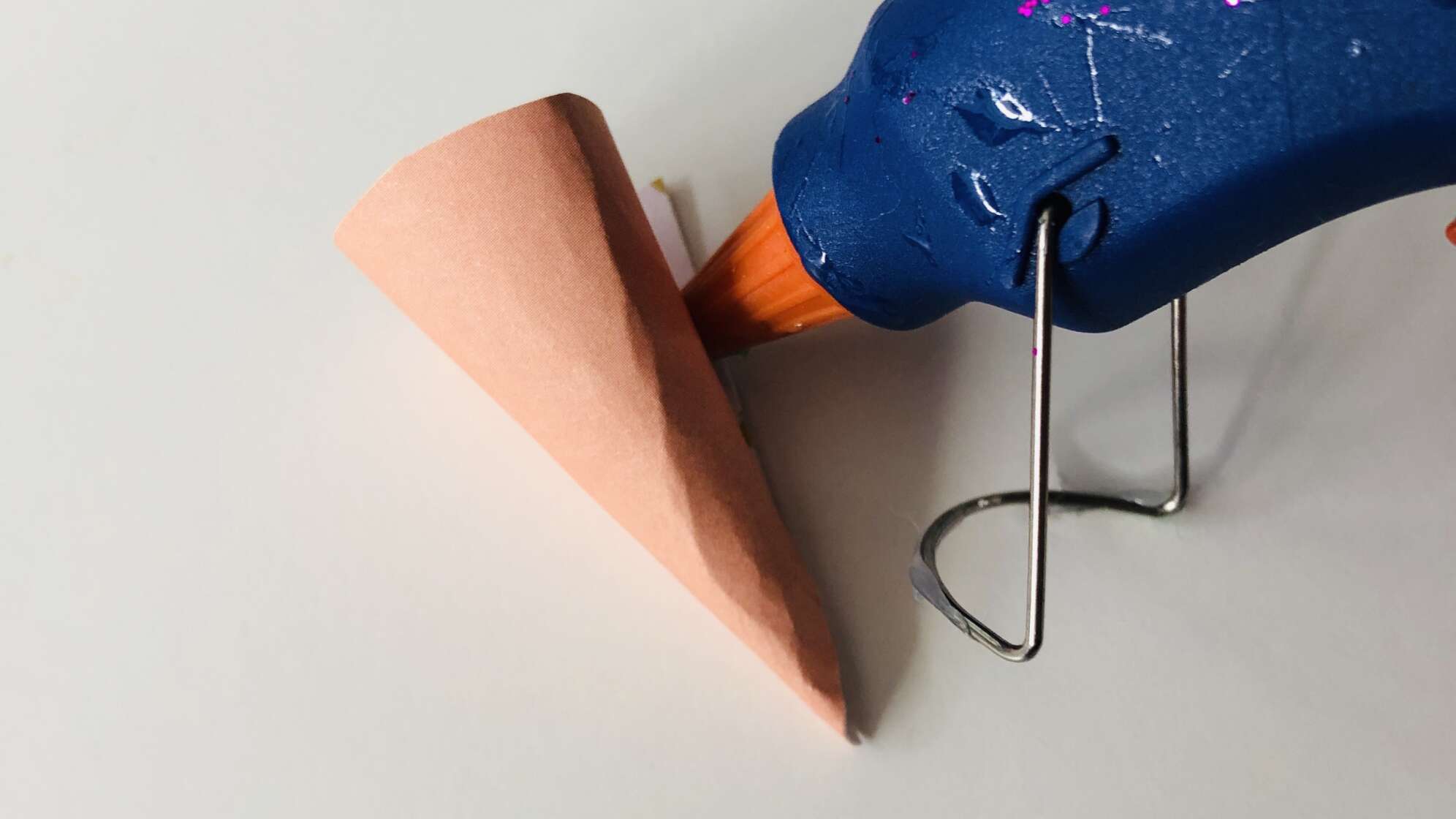 Heißkleberpistole und Papier