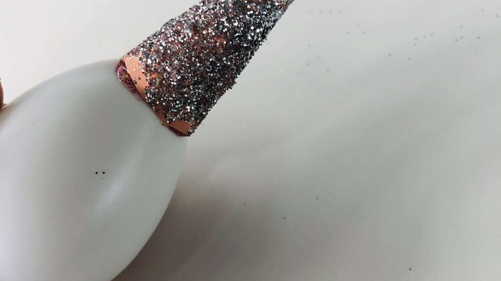 Ei und Hütchen