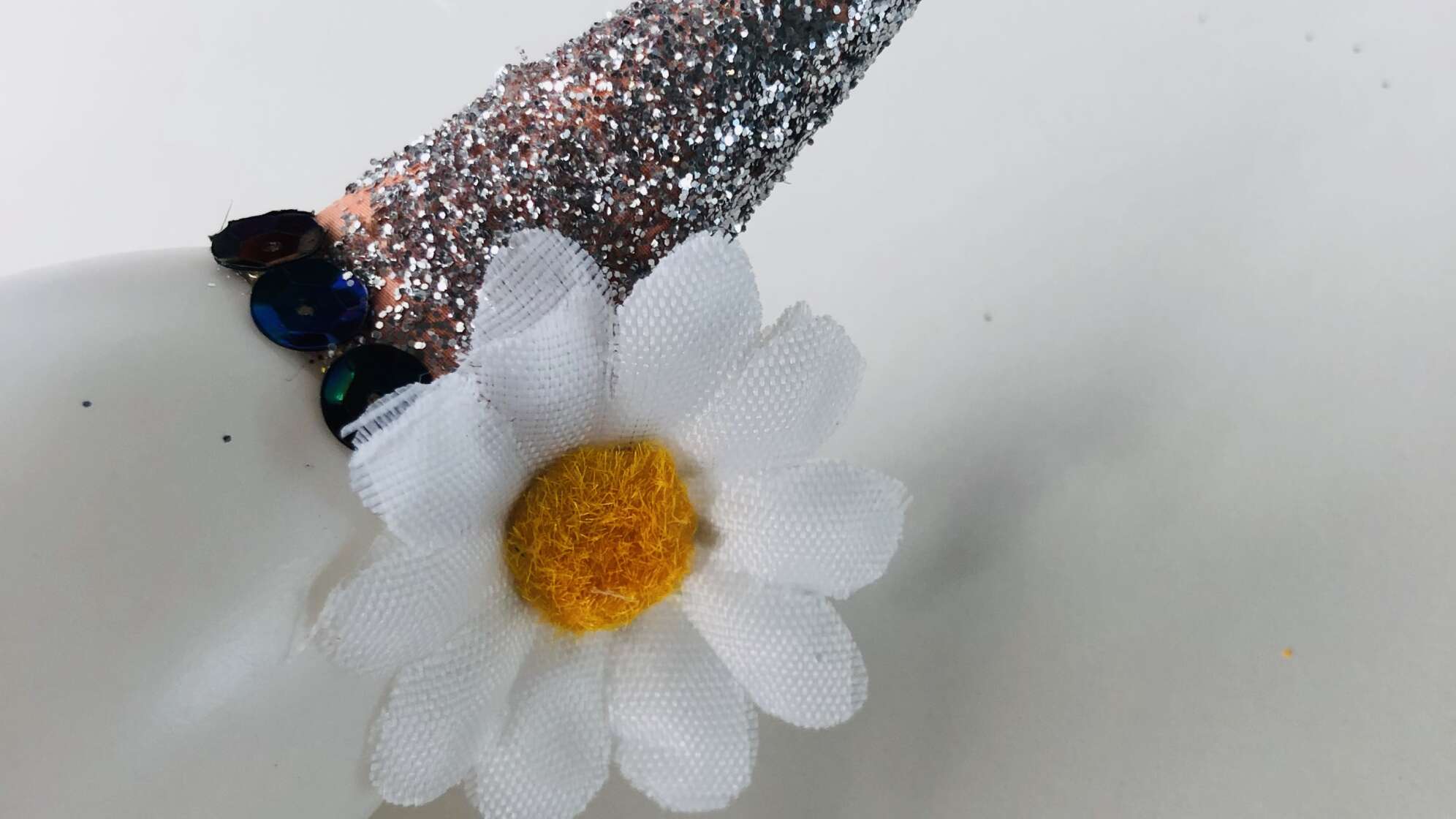 Ei mit Hütchen und Blume