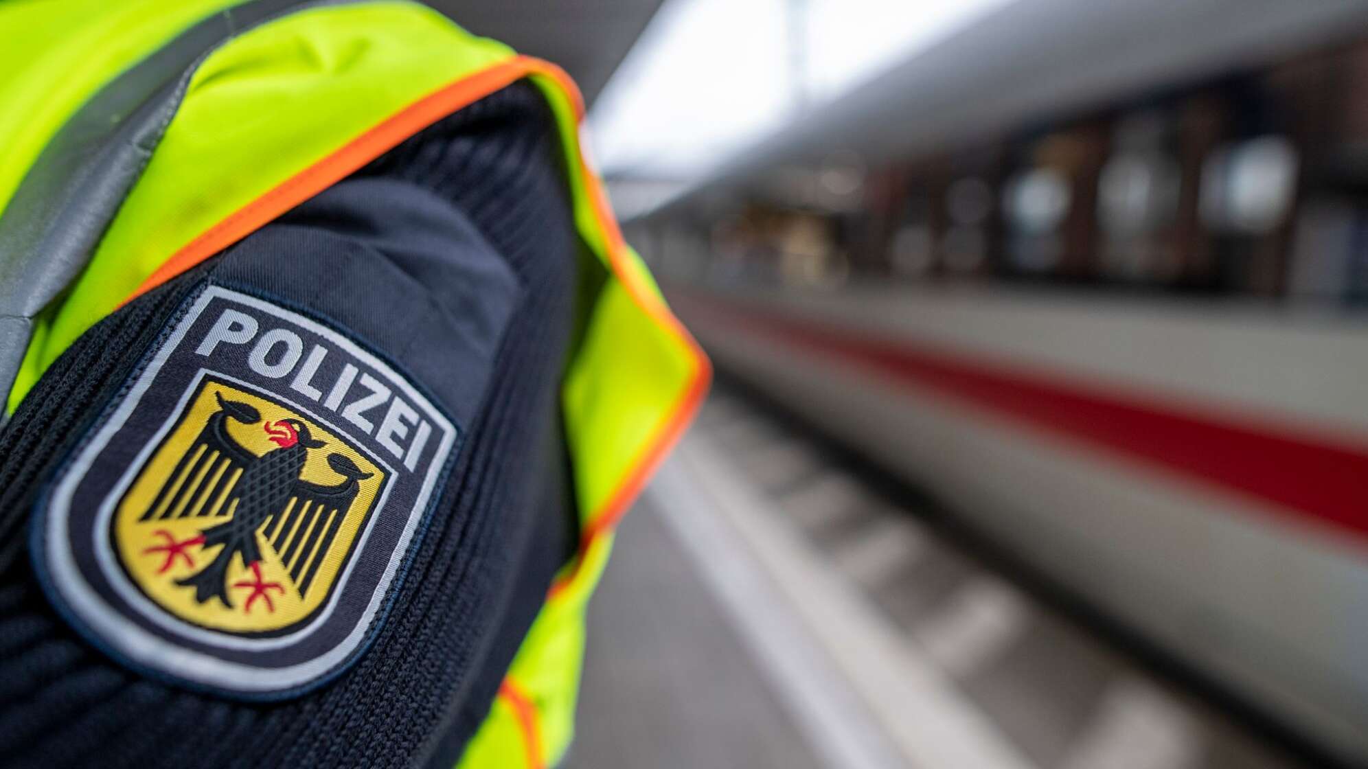 Ein Bundespolizist steht am Bahngleis