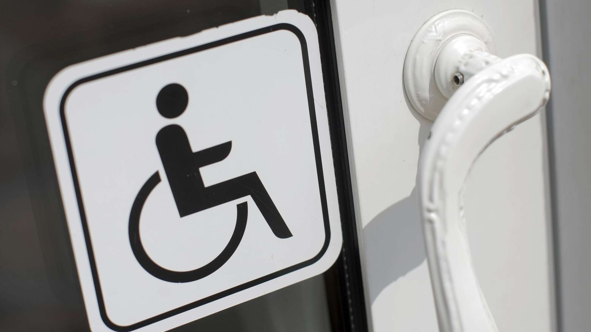 Hinweis-Schild für Menschen mit Behinderung