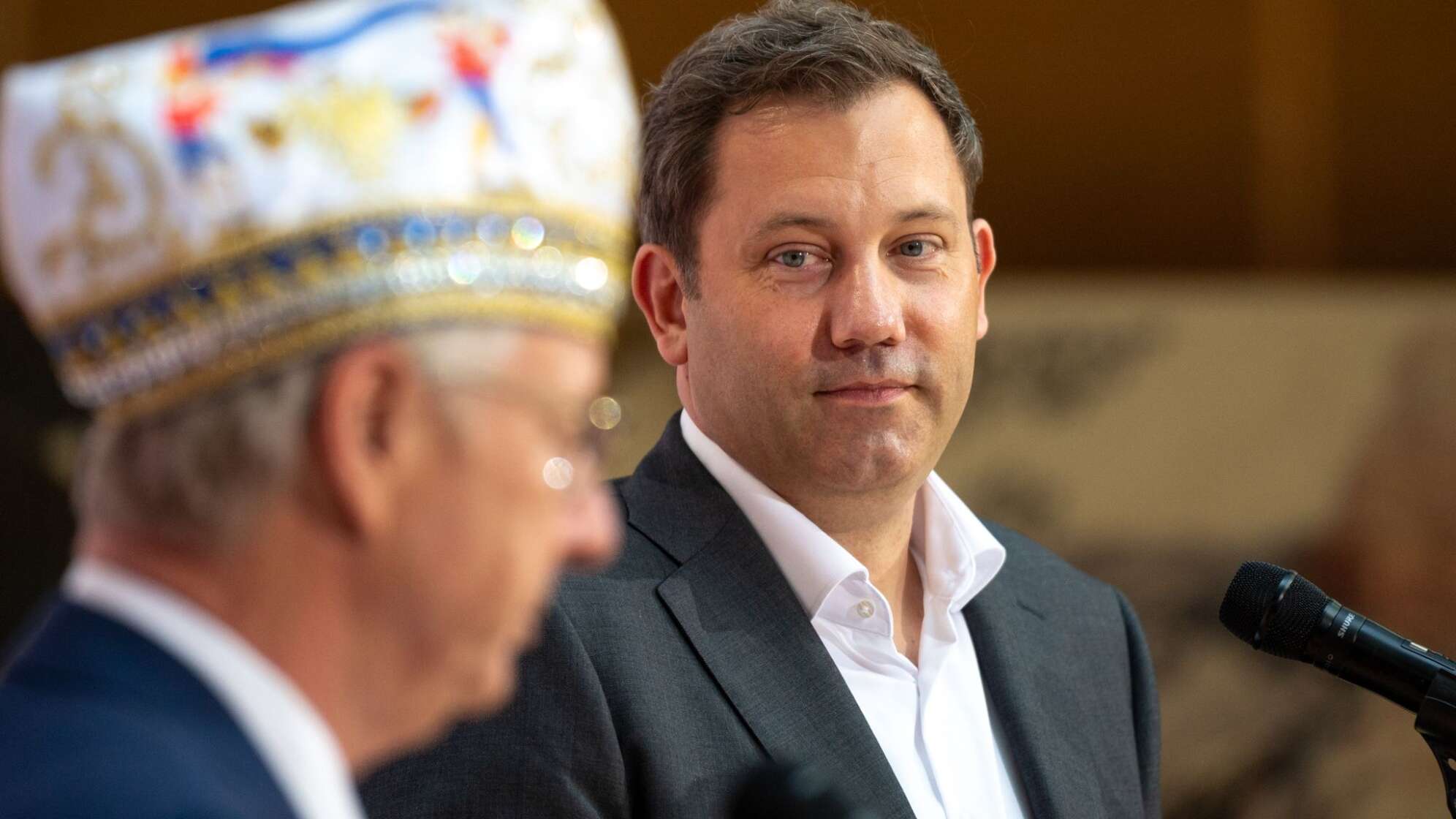 SPD-Chef Klingbeil bekommt Orden wider den tierischen Ernst