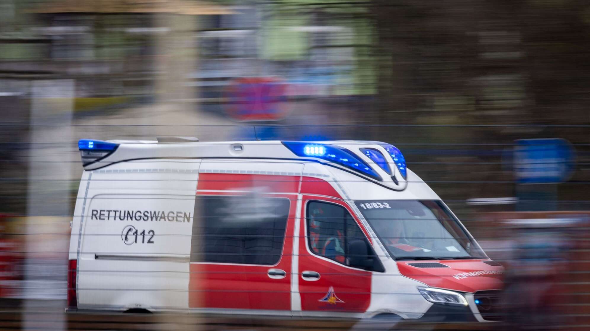 Ein Rettungswagen fährt zu einem Einsatzort