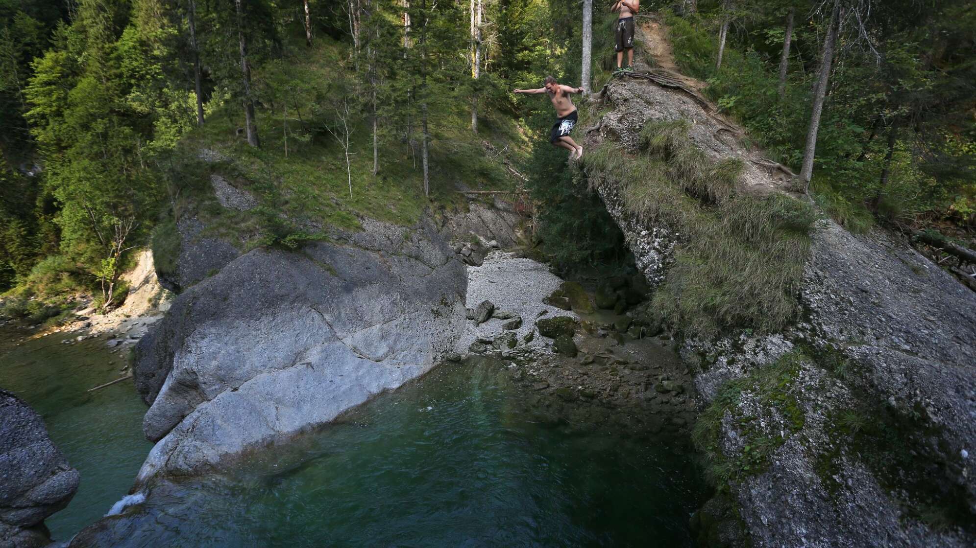 Die «Gumpenjucker» kennen die Gefahren am Wasserfall