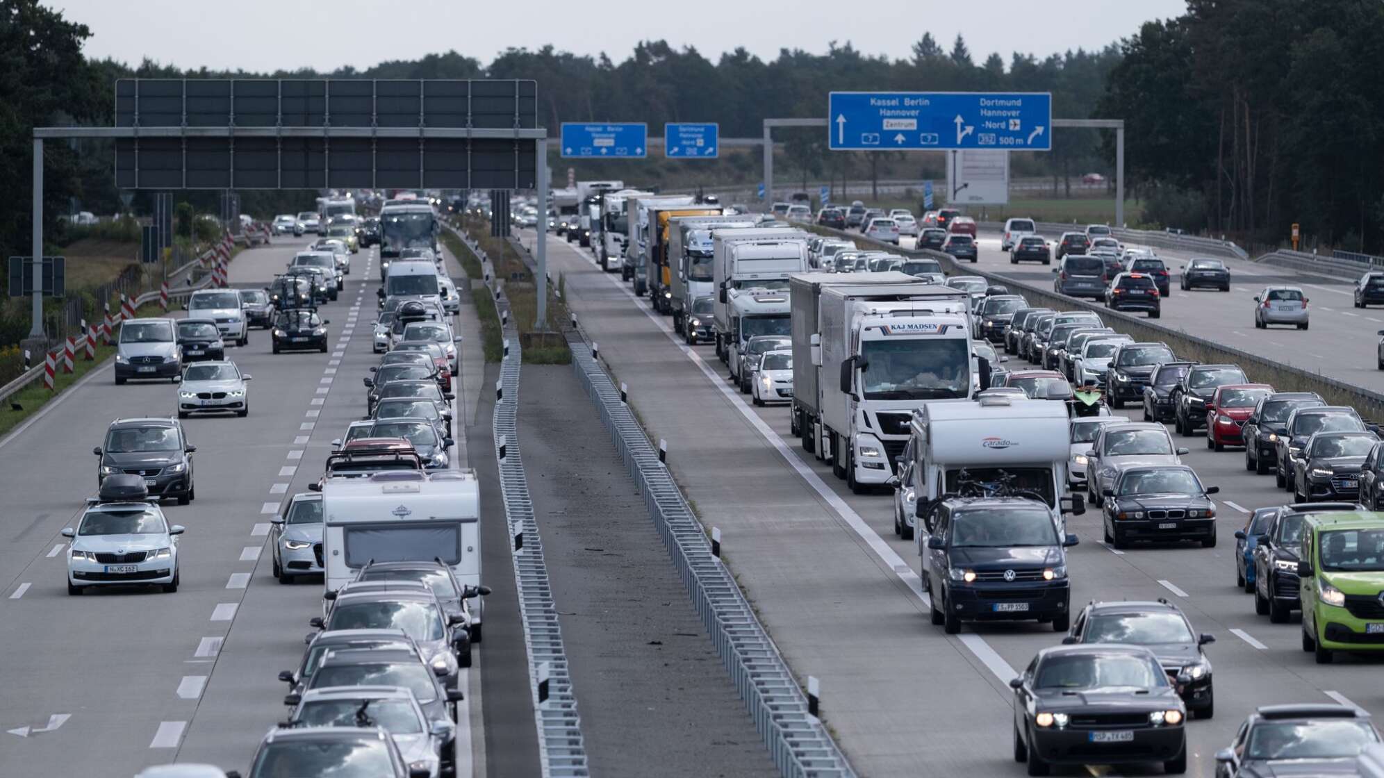 Der Verkehr staut sich auf A7 in Richtung Norden