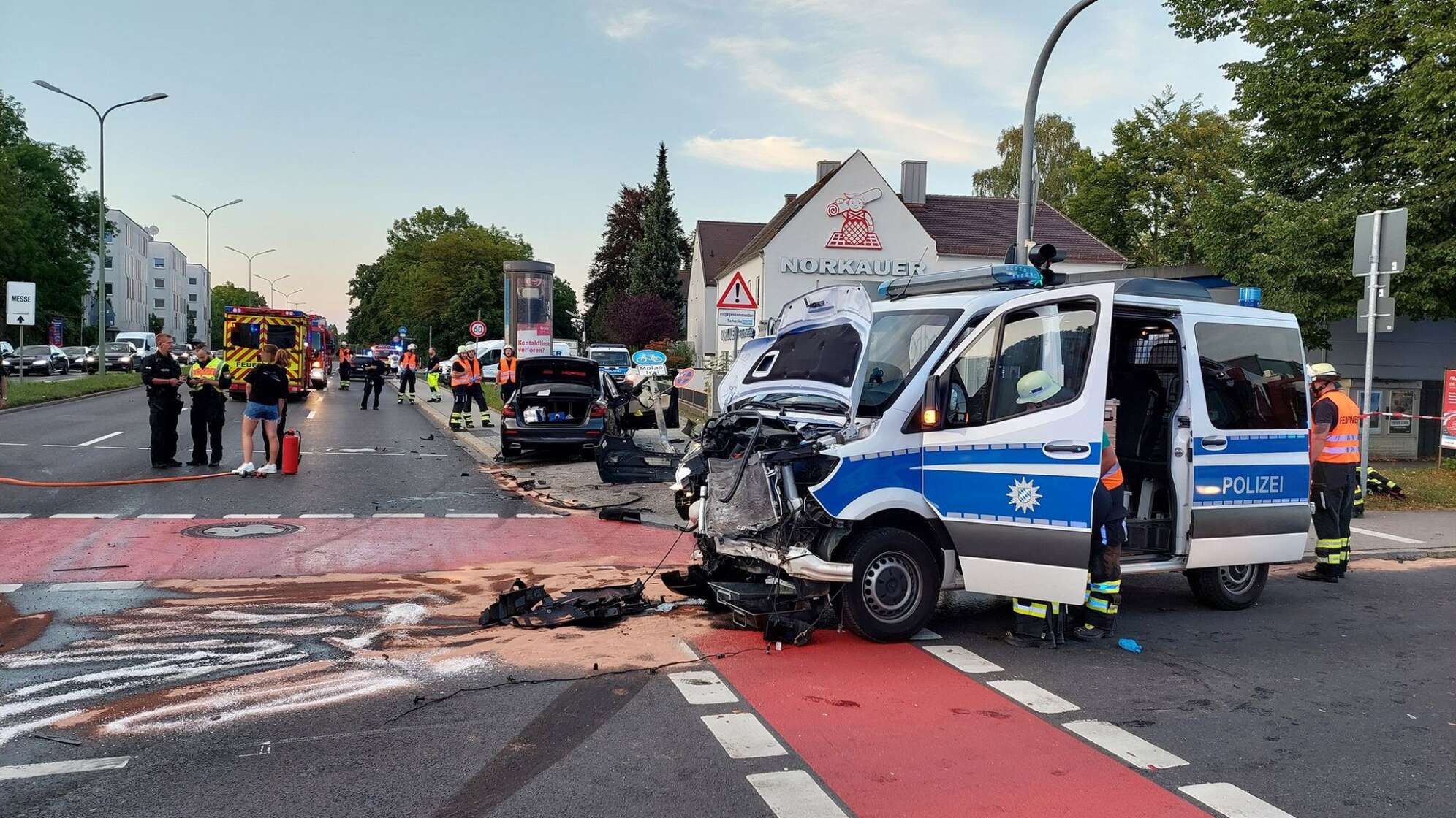 Verletzte bei Zusammenstoß von Polizeiwagen und Auto