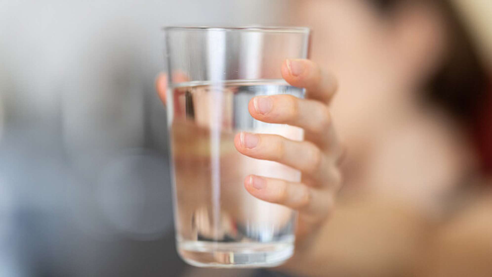 nachts Glas Wasser trinken Durst