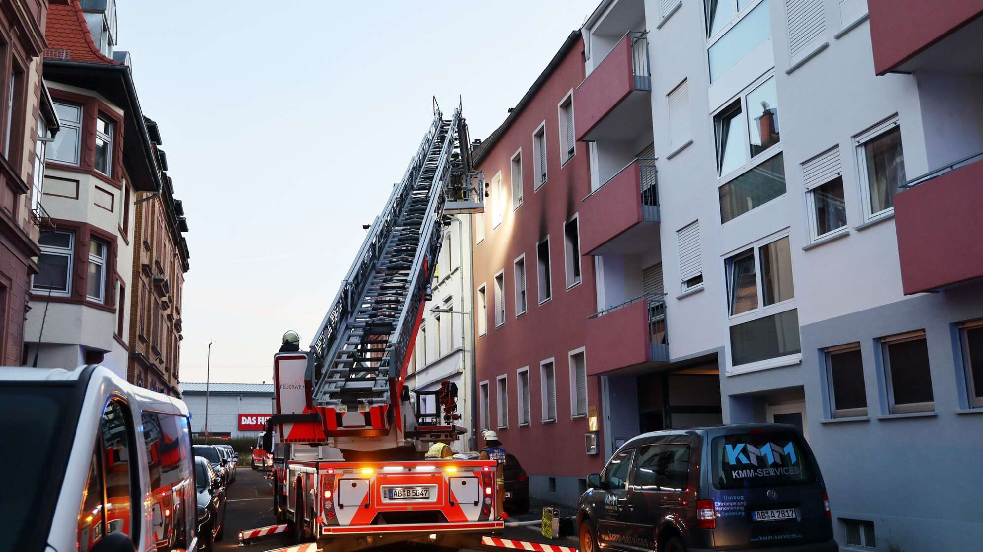 Feuer in Obdachlosenunterkunft - ein Mensch stirbt