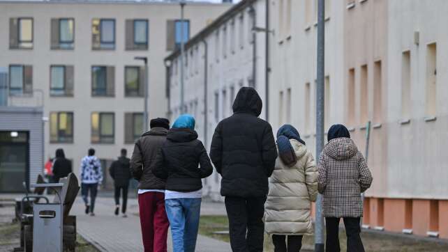 Bayern setzt auf Großunterkünfte für Geflüchtete – Kritik von SPD und Aktivisten