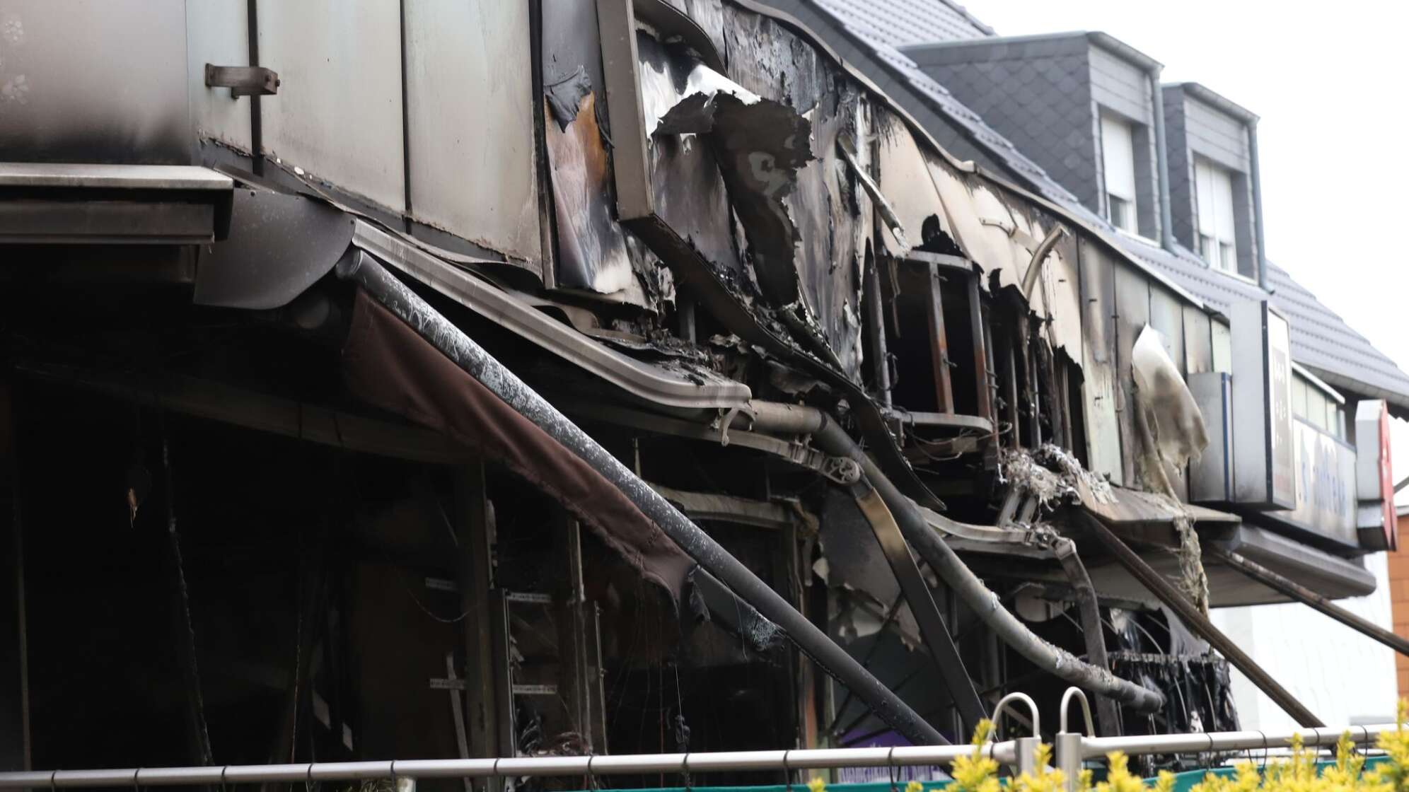 Explosion in Erdgeschoss von Kölner Mehrfamilienhaus
