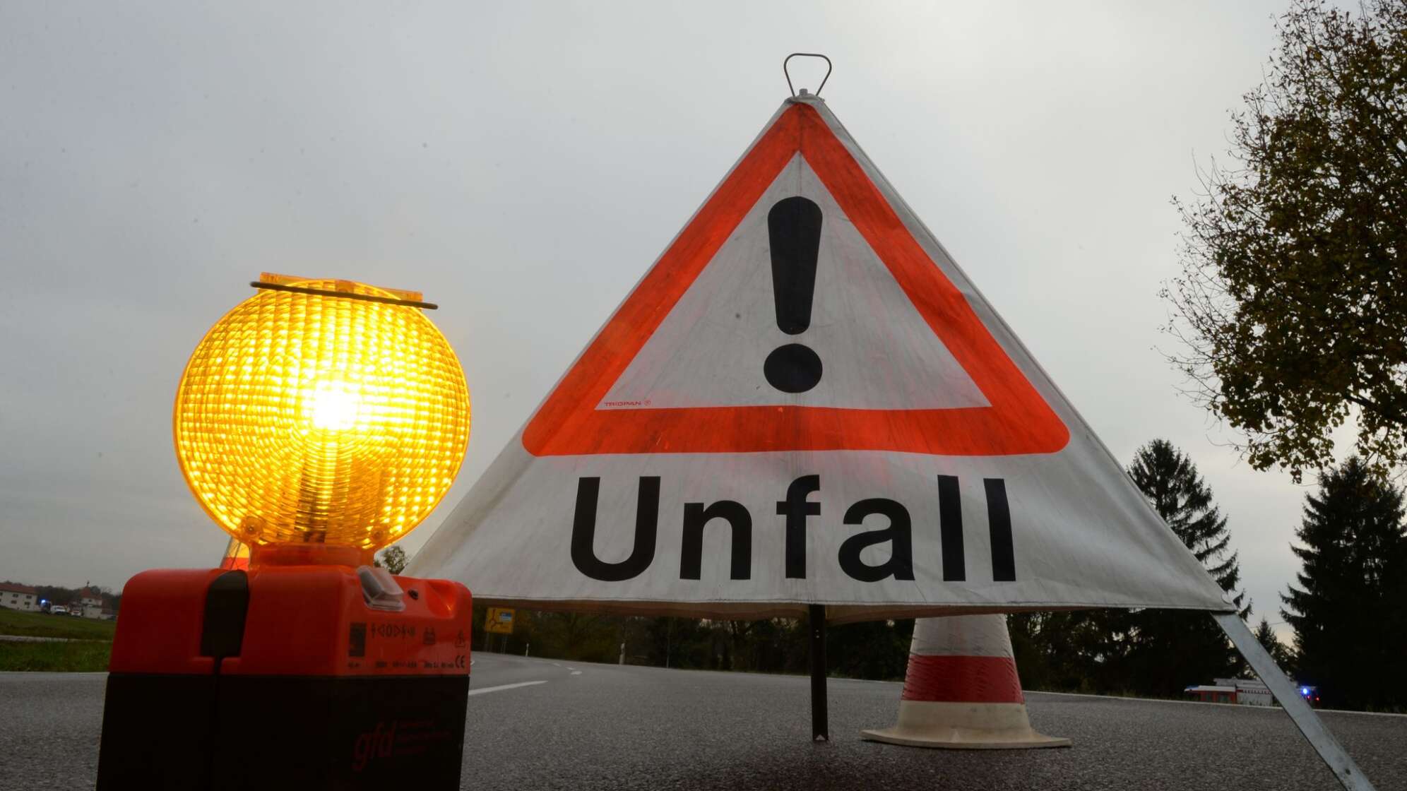 Ein Warndreieck steht an einer Unfallstelle