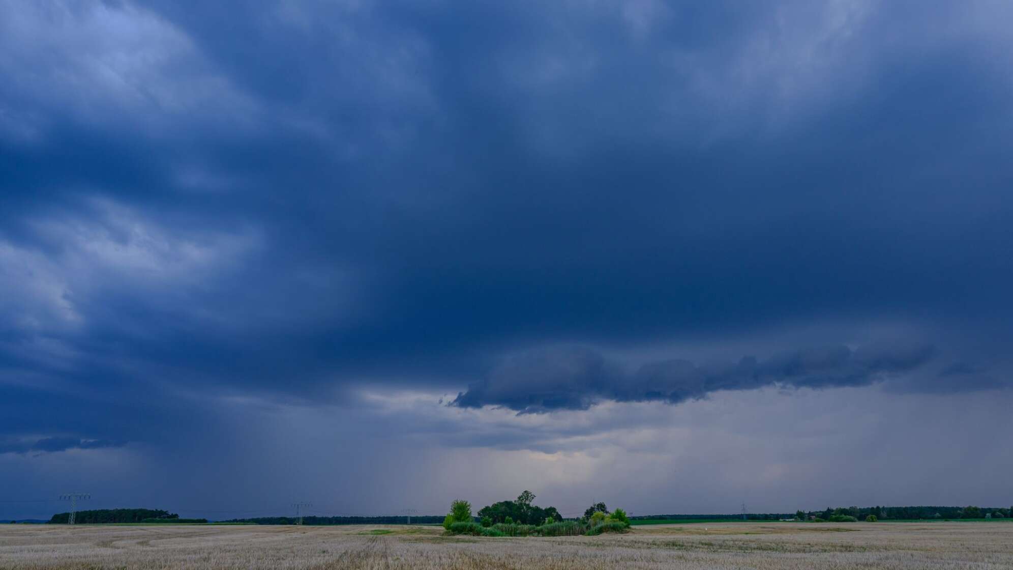 Gewitter ziehen über die Landschaft