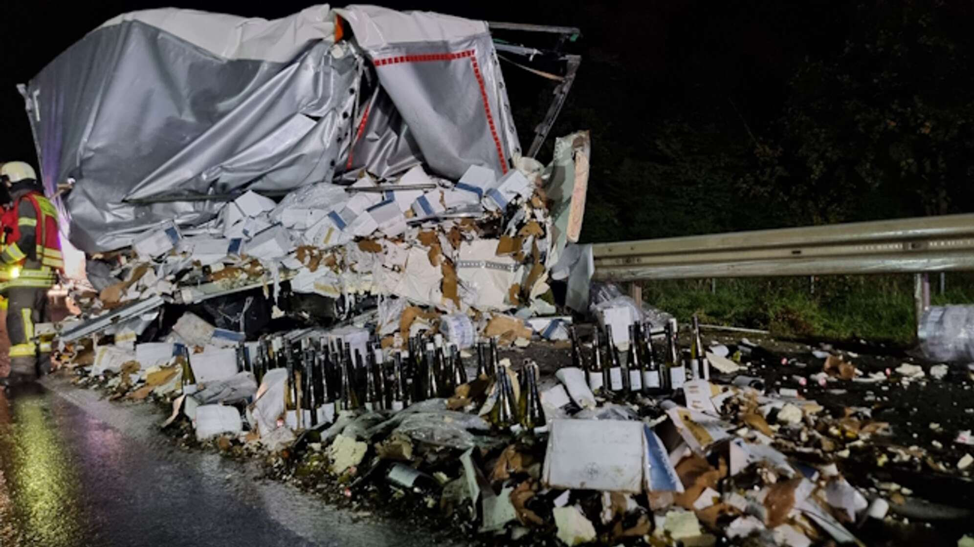 Lastwagen mit Wein kippt um - A3 nach Unfall gesperrt