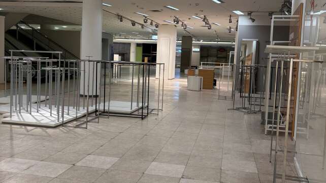 Online-Auktion in Nürnberg: Inventar des ehemaligen Kaufhofs wird versteigert – von Kleiderständern bis zu U-Bahn-Leuchtschildern