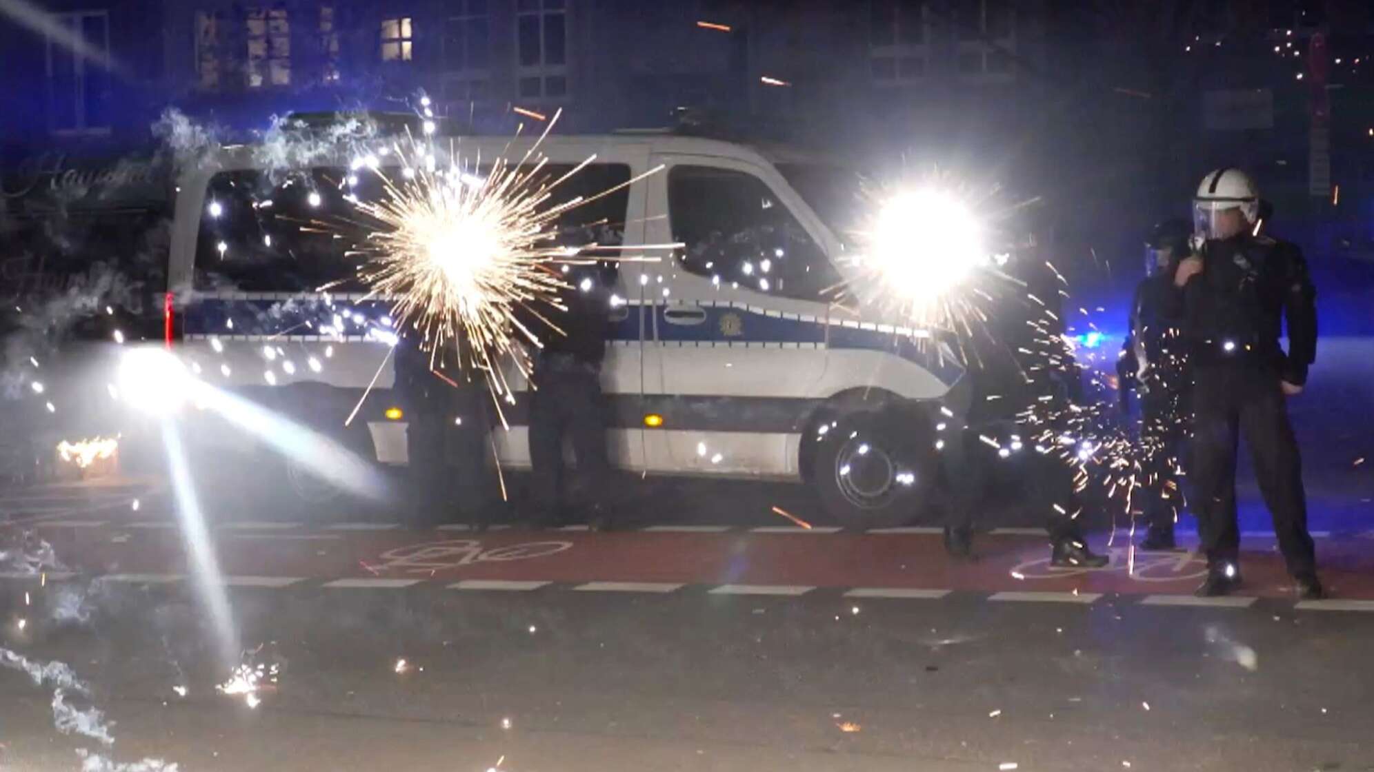 Anklagen nach Angriffen auf Einsatzkräfte an Silvester