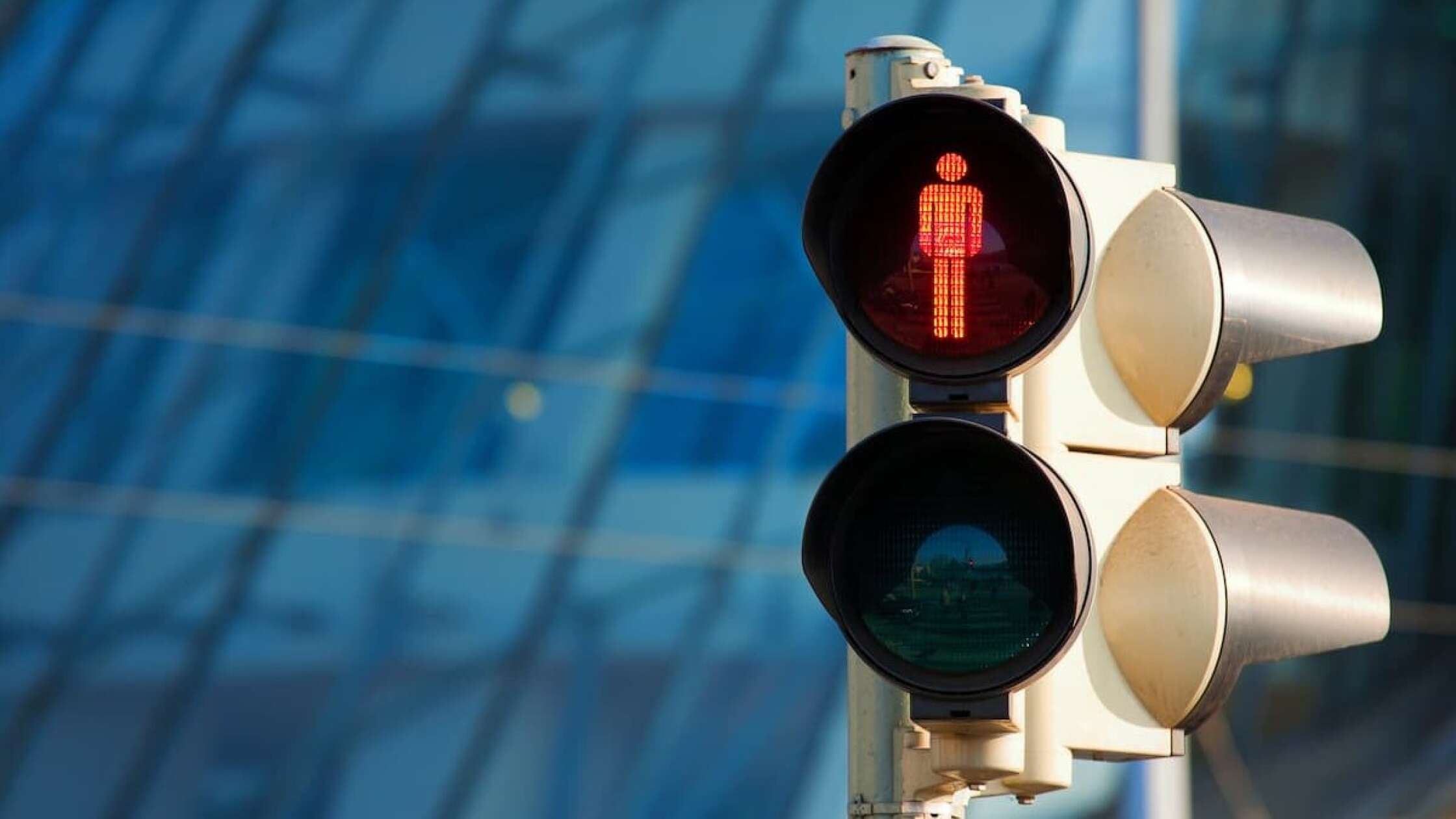 Neue Regeln für Fußgänger Bei Rot über die Ampel?
