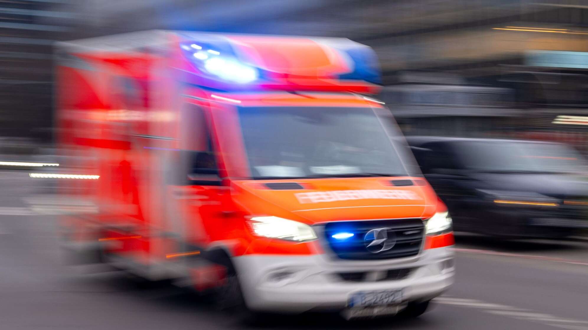 Ein Rettungswagen fährt mit Blaulicht zu einem Einsatz