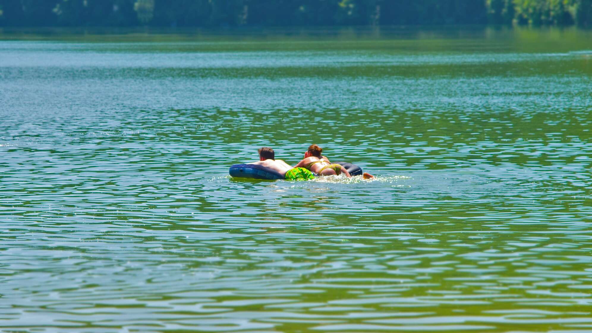 Zwei Menschen im See