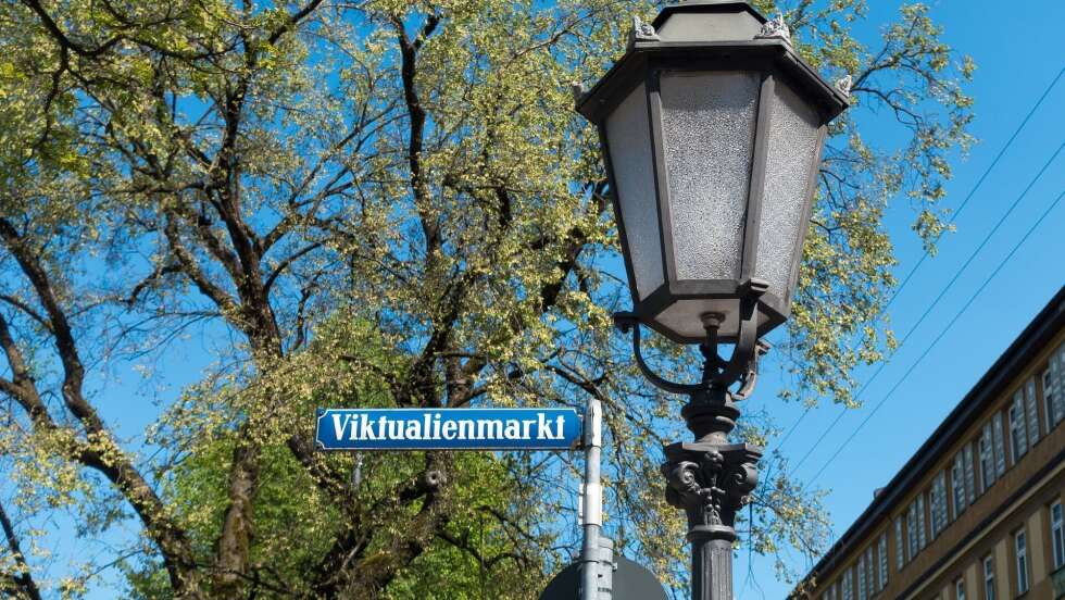 Straßenschild mit der Aufschrift 'Viktualienmarkt' in München.