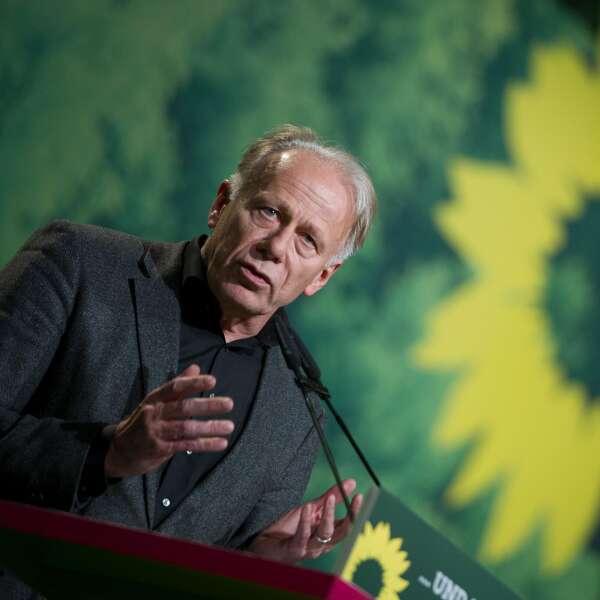 Jürgen Trittin erklärt, warum Strom teuer wurde: Energiewende musste 16 Jahre feindlicher Regierung überstehen | Teil 1